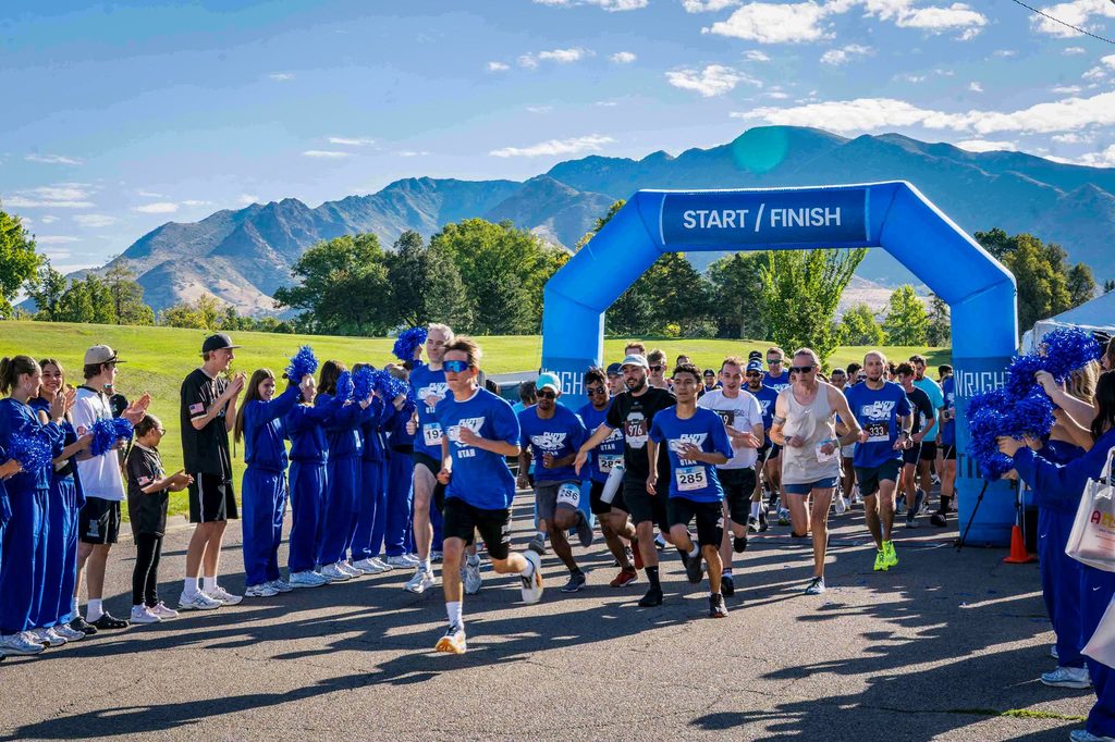 The field setting off under the start arch with the mountains behind